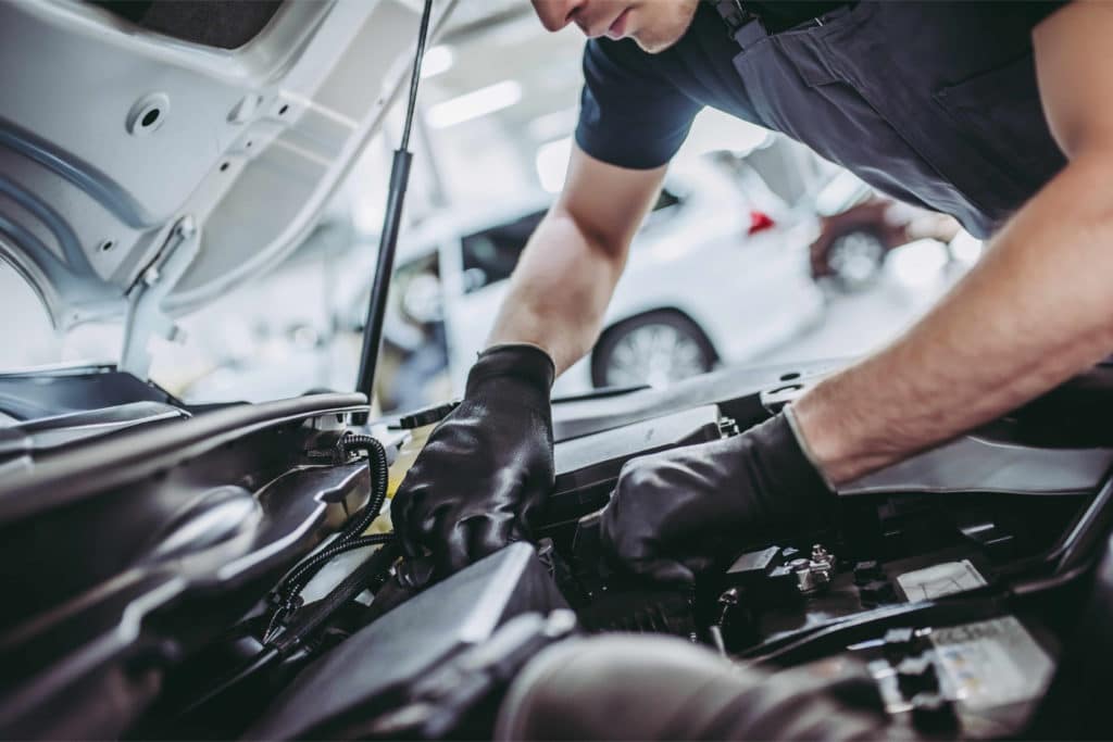 Überprüfung des Zahnriemens beim Renault Clio Der Mechaniker überprüft den Zustand des Zahnriemens