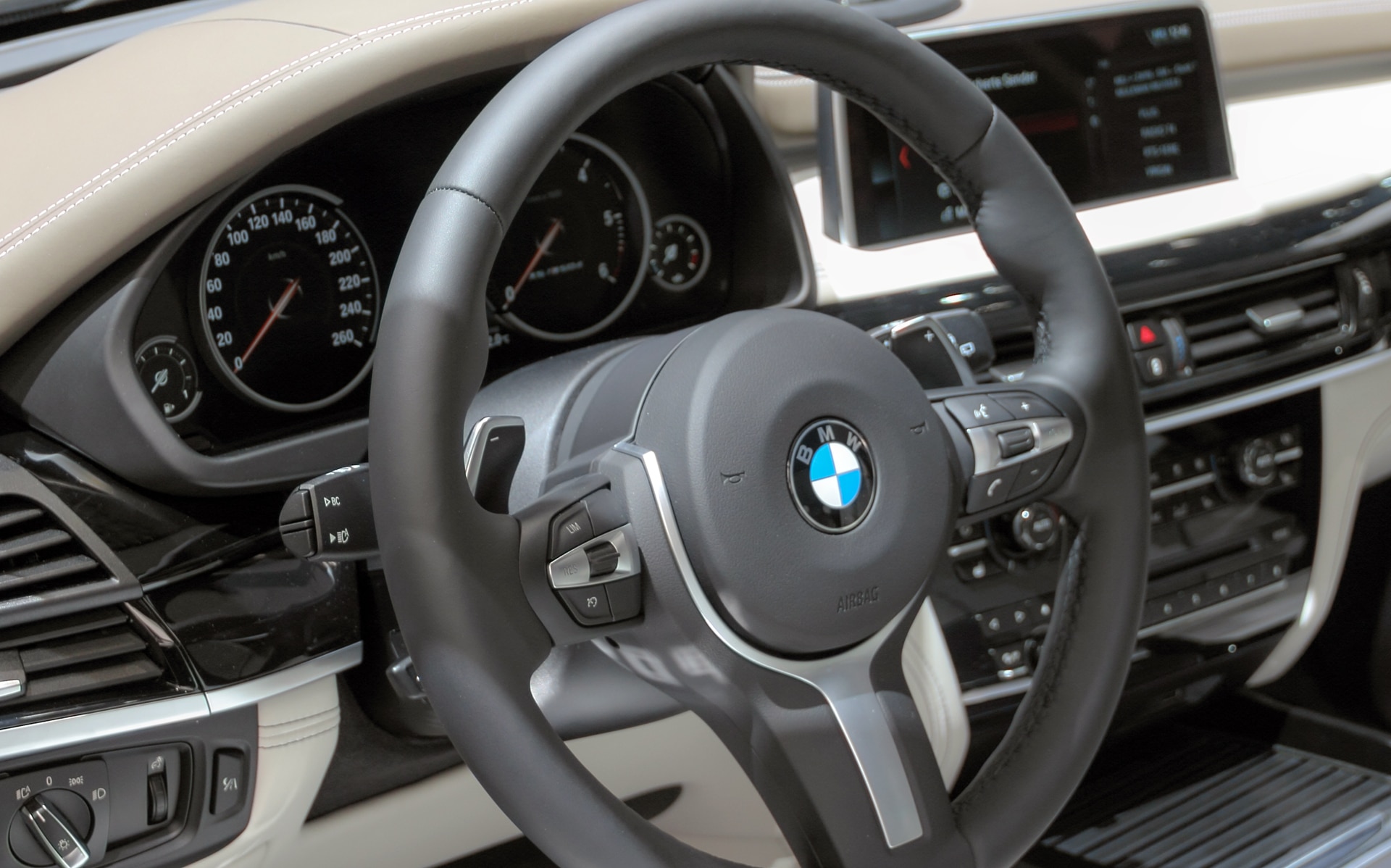 BMW X3 Cockpit mit Kontrollleuchten