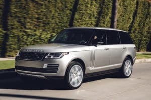 Inspektion bei einem Land Rover Range Rover