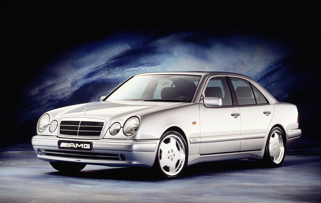 Inspektion bei einer Limousine der Mercedes E-Klasse vom Typ W210