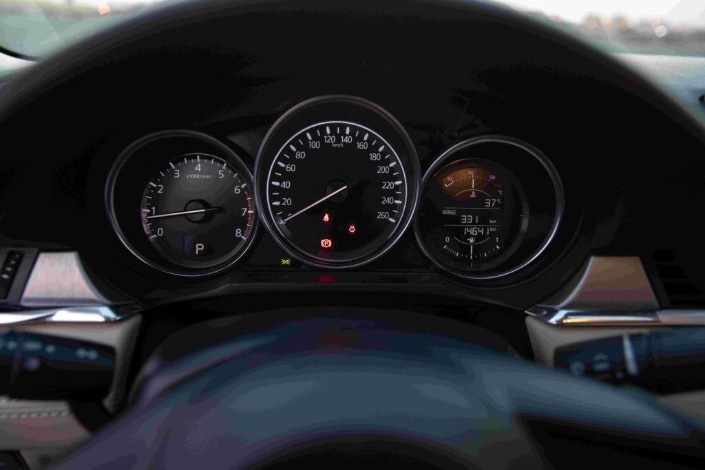 Beim Mazda 6 wird der Fahrer mittels Anzeige im Cockpit auf die nächste Wartung hingewiesen