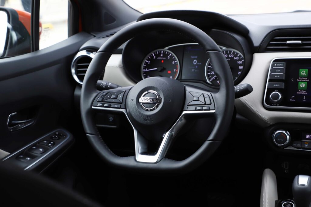 Beim Nissan Micra gelten gleichmäßige Inspektionsintervalle, die dem Fahrer im Cockpit angezeigt werden