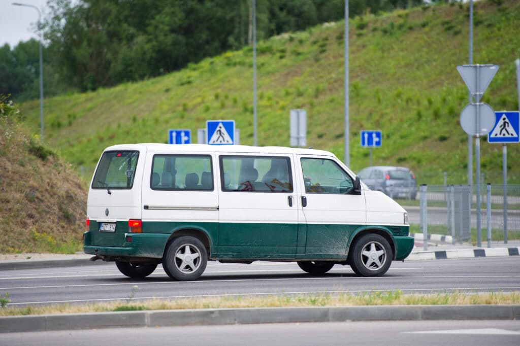 Der Bremsenwechsel beim VW Transporter T4 an der Hinterachse verläuft in gleicher Weise ab wie an der Vorderachse