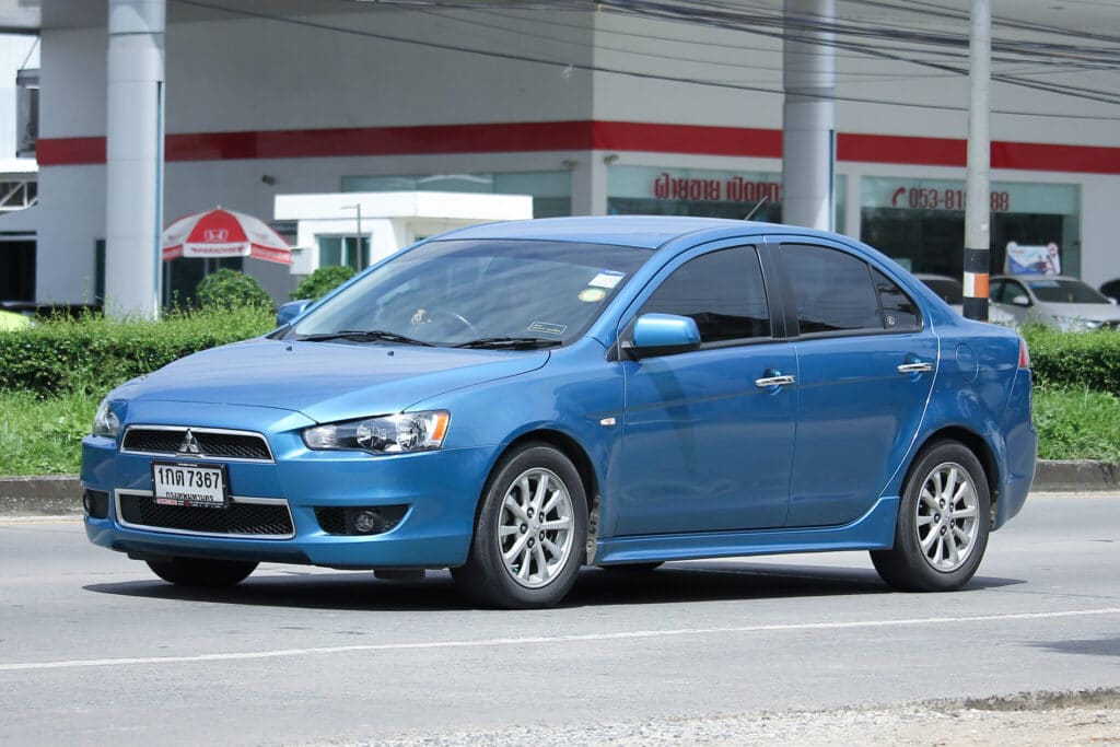 Bremsen an der Hinterachse beim Mitsubishi Lancer wechseln