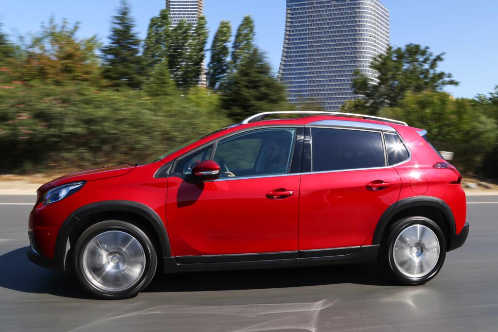 Beim Peugeot 2008 die Bremsen an der Hinterachse zu wechseln, gelingt genauso wie an der Vorderachse