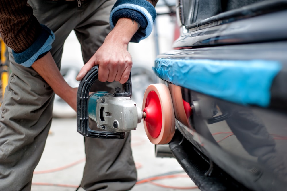 Hinterer Stoßfänger wird nach Smart Repair poliert