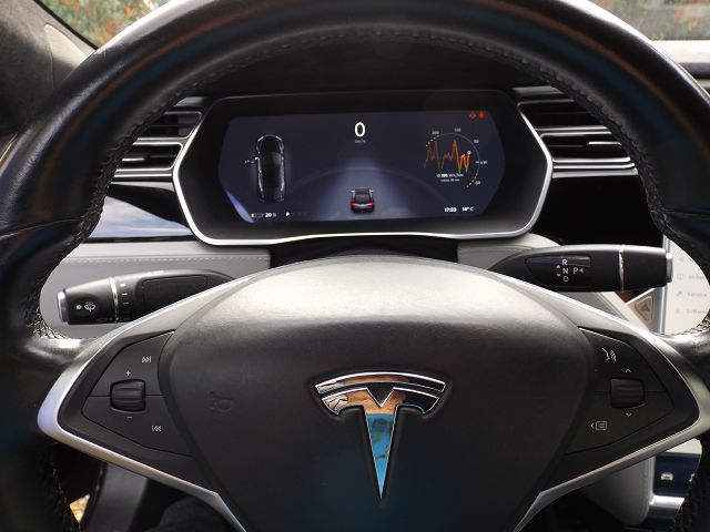 Fahrersicht im Tesla mit Lenkrad und Bedienelementen